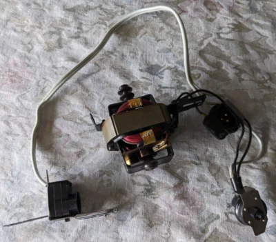 Vintage SINGER Sewing Machine 413 Motor, Terminal Block, Switch and Light - Image 1 of 4