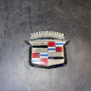 Cadillac Kofferraumdeckel Schloss Abdeckung Chrom Wappen Flipper Emblem 200056 - Bild 1 von 3