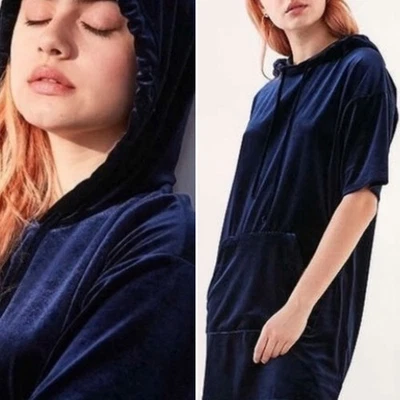 Vestido Silence + Noise Urban Outfitters Azul Marino Terciopelo con Capucha M Informal Manga Corta Foto 1 de 4