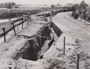 1940 Press Photo WWII Armed Dutch Army Troops man Canal Trenches in Holland - Picture 1 of 2