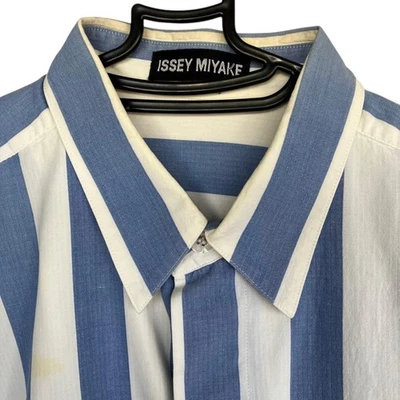 Camisa ISSEY MIYAKE listrada azul e branca manga longa bolso no peito Japão F/S - Imagem 1 de 4