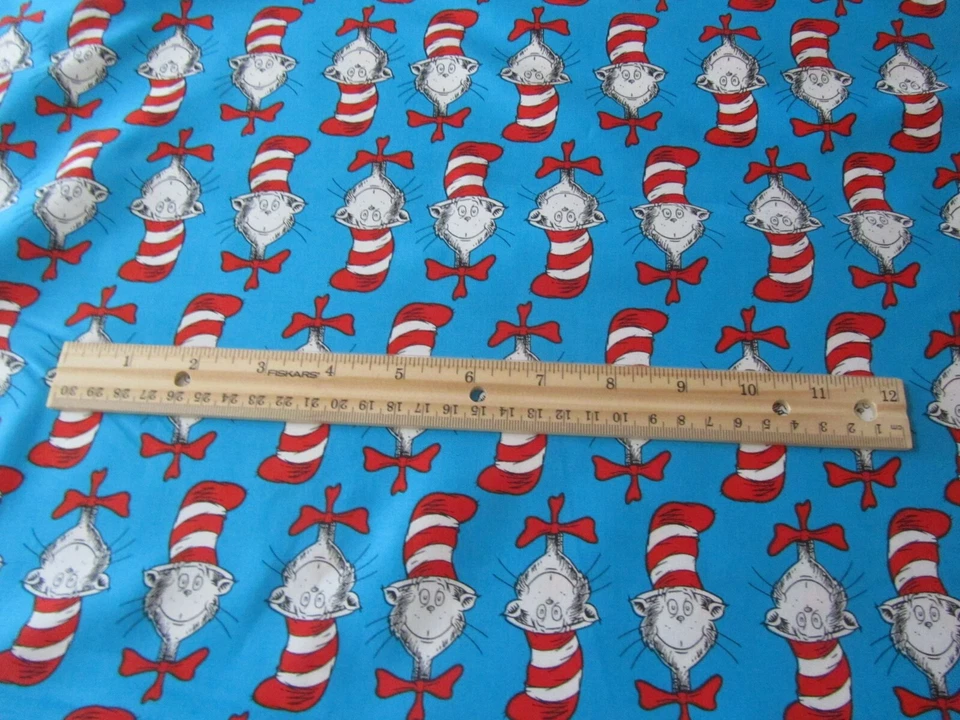Tecido de algodão Blue Faces Dr Seuss gato no chapéu BTY - Imagem 1 de 1