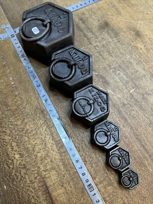 n° 12 Série de 6 anciens poids hexagonaux en fonte  balance roberval Outils Lot - Photo 1/4
