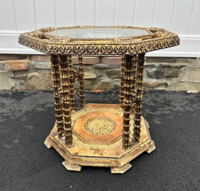 Mesa auxiliar vintage Hollywood Regency dorada con tapa de vidrio Foto 1 de 4