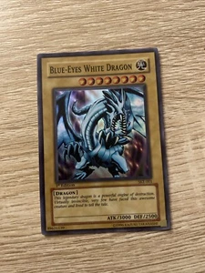 Yu-Gi-Oh! 2004 BLUE-EYES WHITE DRAGON 1st Edition SKE-001 Super Rare NM+ - Bild 1 von 2