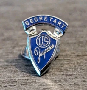 Nuevo-Antiguo-Stock Jaycees Secretario EE. UU. Pin de solapa azul y plata cámara junior - Imagen 1 de 6