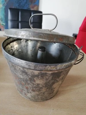 Brocante Pudding Gugelhupf Weißblechform Wasserbadform mit Deckel und Klemmen  - Bild 1 von 4
