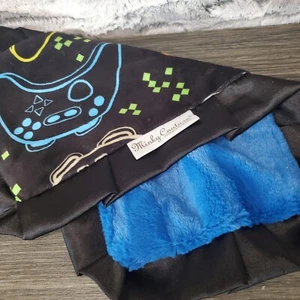 Manta de seguridad suave Minky Couture Gamer negra azul con volantes satinados de 20"x11" - Imagen 1 de 6