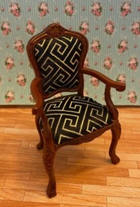 Sillón en miniatura para casa de muñecas con adorno dorado/nogal de la colección platino - Imagen 1 de 4