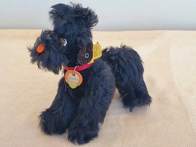 STEIFF Pudel Snobby, ca. 14 cm hoch, mit Knopf, Fahne und Schild, Nr. 4436,14 - Bild 1 von 4