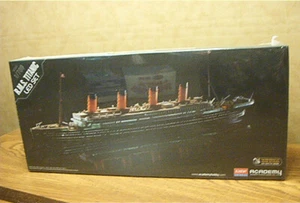 ACADEMY R.M.S. TITANTIC LED SET PLASTIC MODEL KIT 14220 - Picture 1 of 2