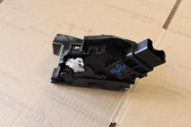 2005 2006 2007 2008 2009 2010 VOLVO S40 DRIVER FRONT DOOR LATCH LOCK ACTUATOR - Image 1 of 4