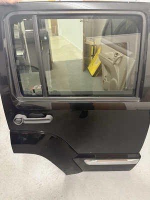 Задняя дверь со стороны пассажира Jeep Liberty 2008-2012 годов выпуска черная - Изображение 1 из 2