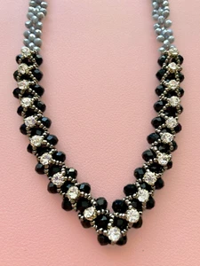 Elegante Collar Negro con Estrás - Diseño Doble Aguja Cuentas - Imagen 1 de 7