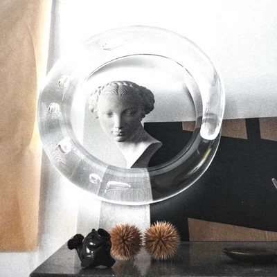 Brazalete Lucite transparente grabado a mano modernista Ben Amun de Isaac Manevitz Foto 1 de 4