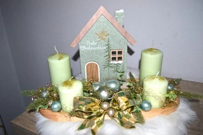 Adventskranz  Adventsgesteck auf Holztablett mit Haus 38 cm grün künstlich - Bild 1 von 4