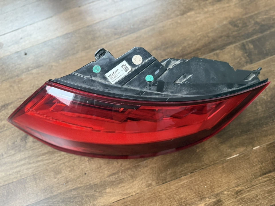 Оригинальный задний фонарь правый Audi TT TTRS 8S OLED 8S0945208 - Изображение 1 из 4