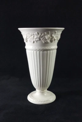 Jarrón trompeta vintage de madera de cuña en relieve Queens Ware crema sobre crema Foto 1 de 4