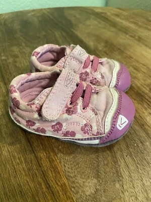 Zapatos para cuna de lona Keen Baby usados en excelente estado 12 meses rosa púrpura patrón de flores Foto 1 de 4