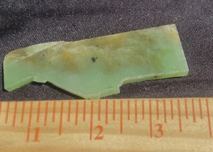 GEM GREEN SIBERIAN NEPHRITE JADE ROUGH SLAB SHARD TRIMMING 26 GRAM or 130 CARATS - Picture 1 of 7