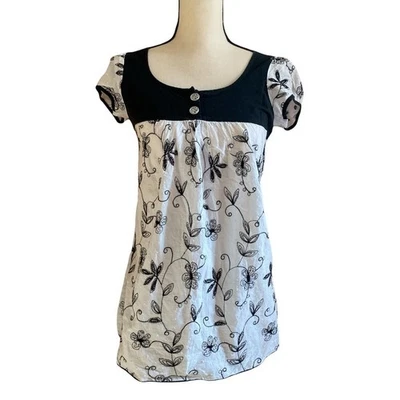 Blusa Charlotte Russe leve linho floral bordada tamanho grande - Imagem 1 de 4