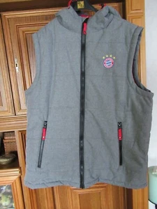 Bayern München , Weste mit Kaputze,gr. xxl,ärmellos,bei kleinanzeigen 59 euro - Bild 1 von 6