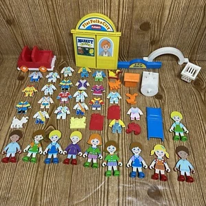 Vintage Playskool Spielset Flat Folks City Zubehör Folk Puppen Auto Hund Outfits - Bild 1 von 16