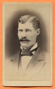 CDV Minneapolis MN Ritratto di giovane, di Oleson, timbro posteriore circa 1870 - Foto 1 di 3