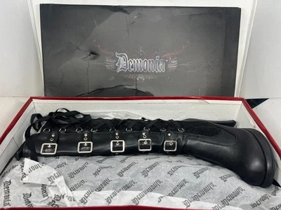 Bota Demonia Feminina Crypto 106 Joelho Alto Renda Couro Vegano Preto Nova Na Caixa - (D) #85P - Imagem 1 de 4
