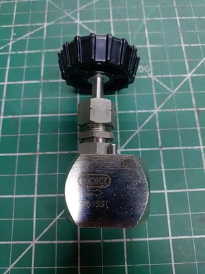 Válvula de control de flujo de acero inoxidable Hoke 2122F6Y 3/8 NPT a 3/8 NPT 6000 psi Foto 1 de 2