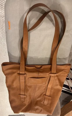 Bolso de hombro de cuero marrón Latico con correas ajustables, varios bolsillos Foto 1 de 4