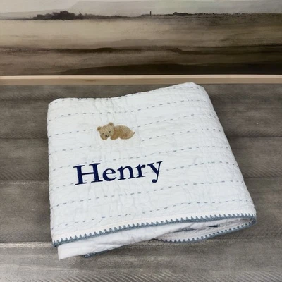 Manta orgánica para bebé Pottery Barn Kids animal pickstitch oso aguamarina con monograma Foto 1 de 4