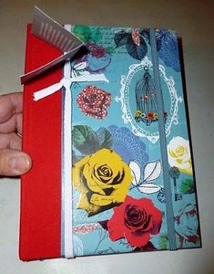 GABBIA PER UCCELLINI GIARDINO ROSA BLU E ROSSA BRILLANTE "LOLA" CAMMEO FASCIA ELASTICA DIARIO - Foto 1 di 4
