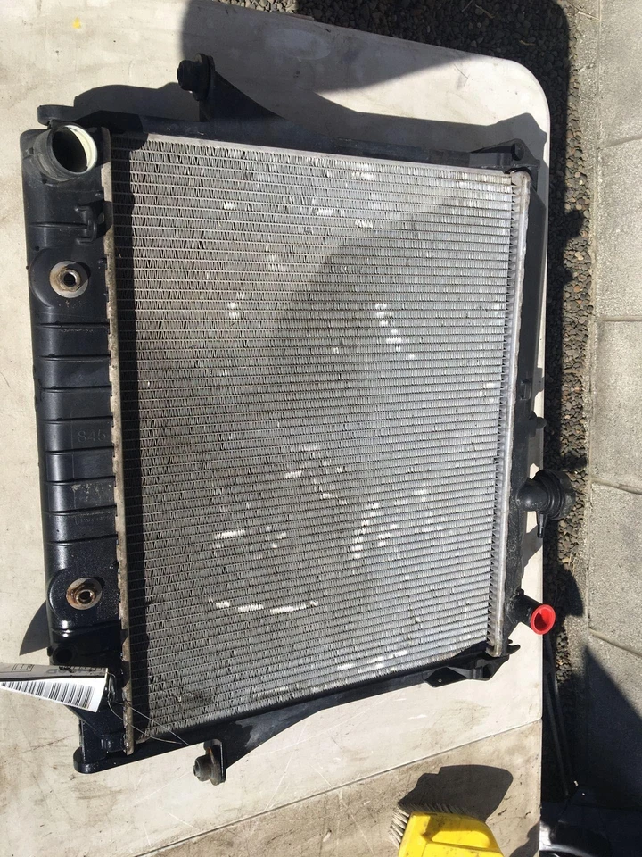 Radiator CHEVY COLORADO 04 05 06 07 08 09 10 11 12 - Image 1 of 2