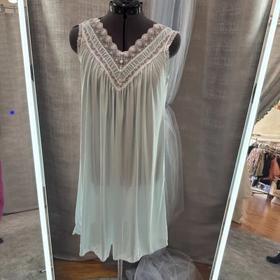 VTG Miss Elaine Nightgown Baby Blue 100% Nylon Size M Made In USA - Imagem 1 de 4