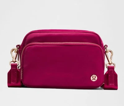 BOLSO BANDOLERA NUEVO CON ETIQUETAS LULULEMON EN TODAS PARTES HERRAJES METÁLICOS 2L BERRY RUMBLE/DORADO Foto 1 de 4
