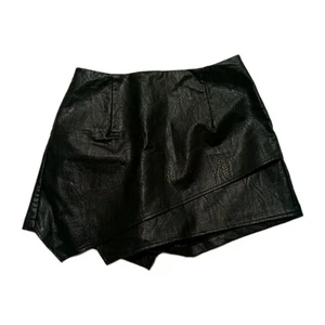 🎁Lulus Womens Black Luxe Vegan Faux Leather Chic Mini Skirt Sz M Back Zip Skort - Picture 1 of 11