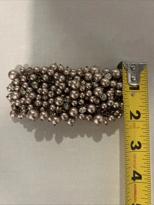Brazalete ancho llamativo J Crew perlas de imitación y cristales facetados transparentes pedrería Foto 1 de 2