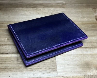 Cartera para tarjetas plegable de cuero púrpura cosida a mano Foto 1 de 2