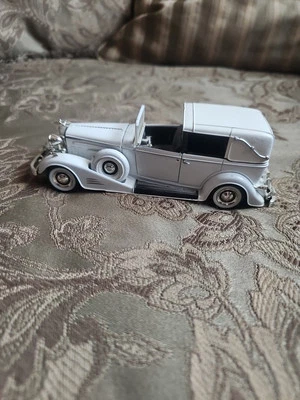 Anson 1933 White Cadillac Town Car 1:32 Diecast Car - Image 1 of 4