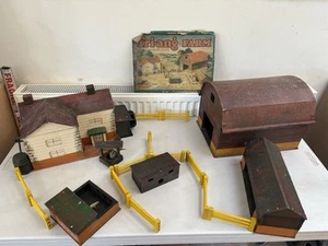 Granja triangular rara vintage/líneas hermanos/madera/primera - Imagen 1 de 13