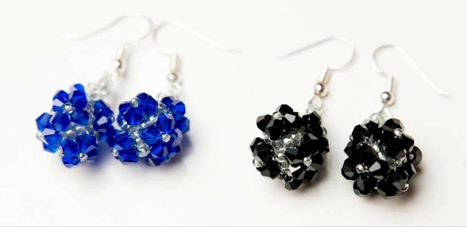 Pendientes colgantes hechos a mano de cristal de Swarovski azul y negro Foto 1 de 1