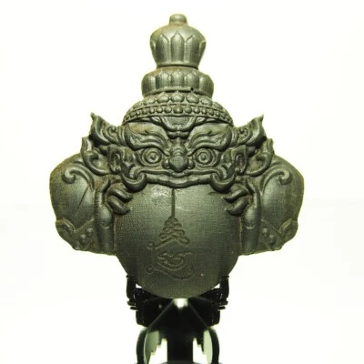 Amuleto tailandés Phra Rahoo talla de madera MaiNgewDam (madera de ébano) Phra Ajarn Manit Foto 1 de 4