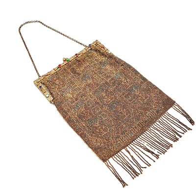 Antiguo bolso francés de los años 20 con flecos con micro cuentas de plata y oro tallado en acero Foto 1 de 4