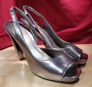 JESSICA SIMPSON KUNSTLEDER SILBER SLINGBACK OFFENE ZEHE 4" KEGELABSATZ GRÖSSE 6B/36 - Bild 1 von 10
