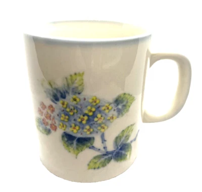 Taza de café vintage floral de cerámica crema con hortensia azul, rosa, amarillo Foto 1 de 4
