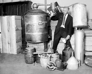 Detektiv untersucht noch Vintage 8x10 Nachdruck des alten Fotos - Bild 1 von 1