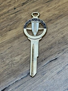 Oldsmobile Escudo Bombardero Logo Tono Dorado y Esmalte Vintage Coche Llave En Blanco - Imagen 1 de 9