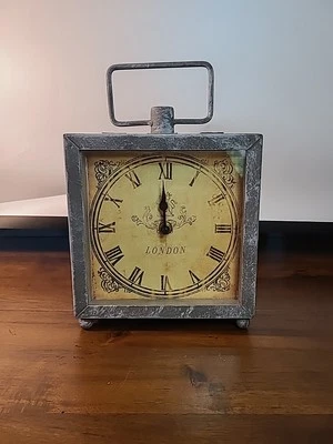 Reloj de sobremesa cuadrado industrial de metal envejecido rústico Londres. No funciona. Foto 1 de 4