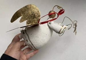 Arte popular de colección pintado a mano adorno de Navidad corazón de ángel alas de metal dorado hinchado - Imagen 1 de 17